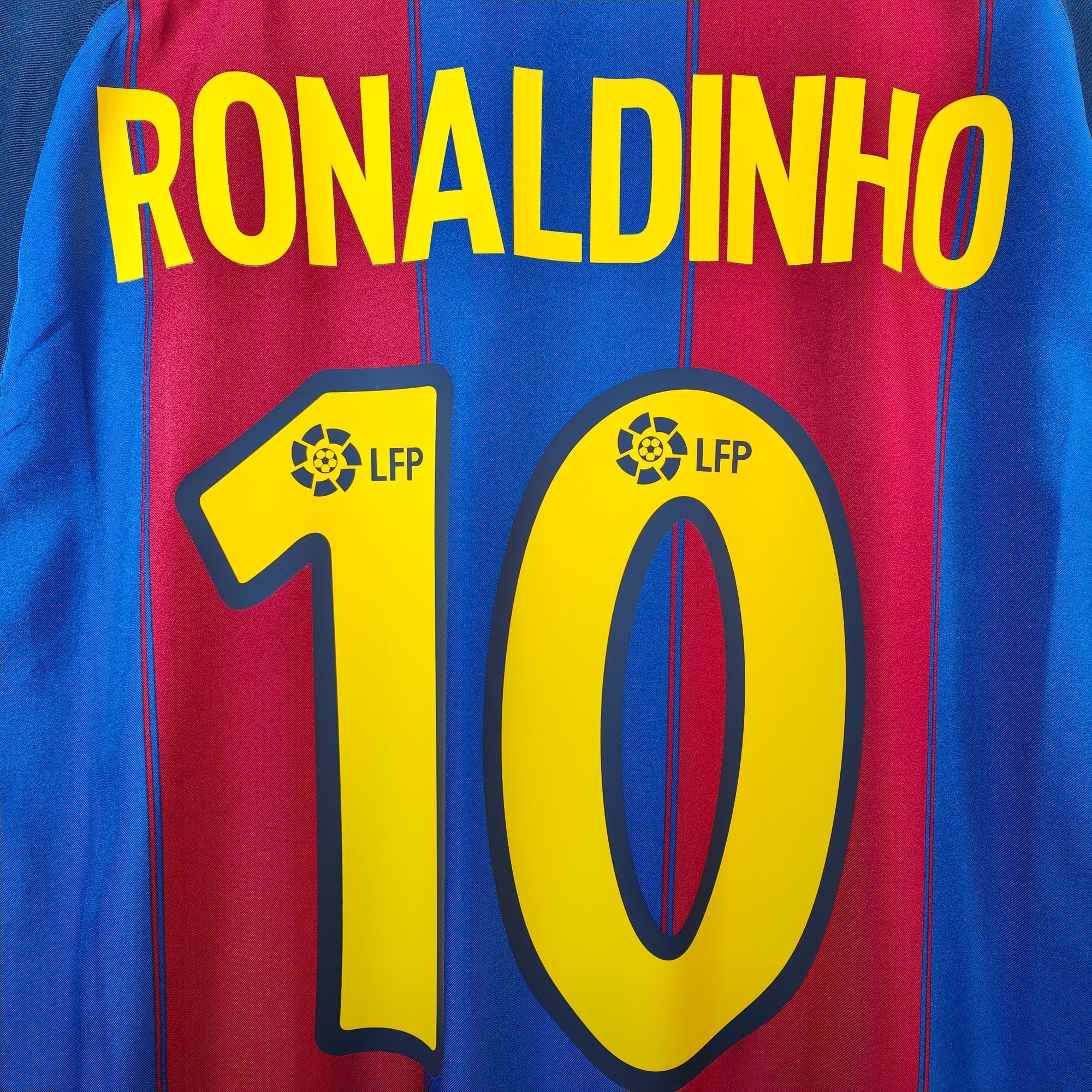 2003 - 04 FC Barcelona Home Shirt Ronaldinho 10 (M) - Eternal Pitch