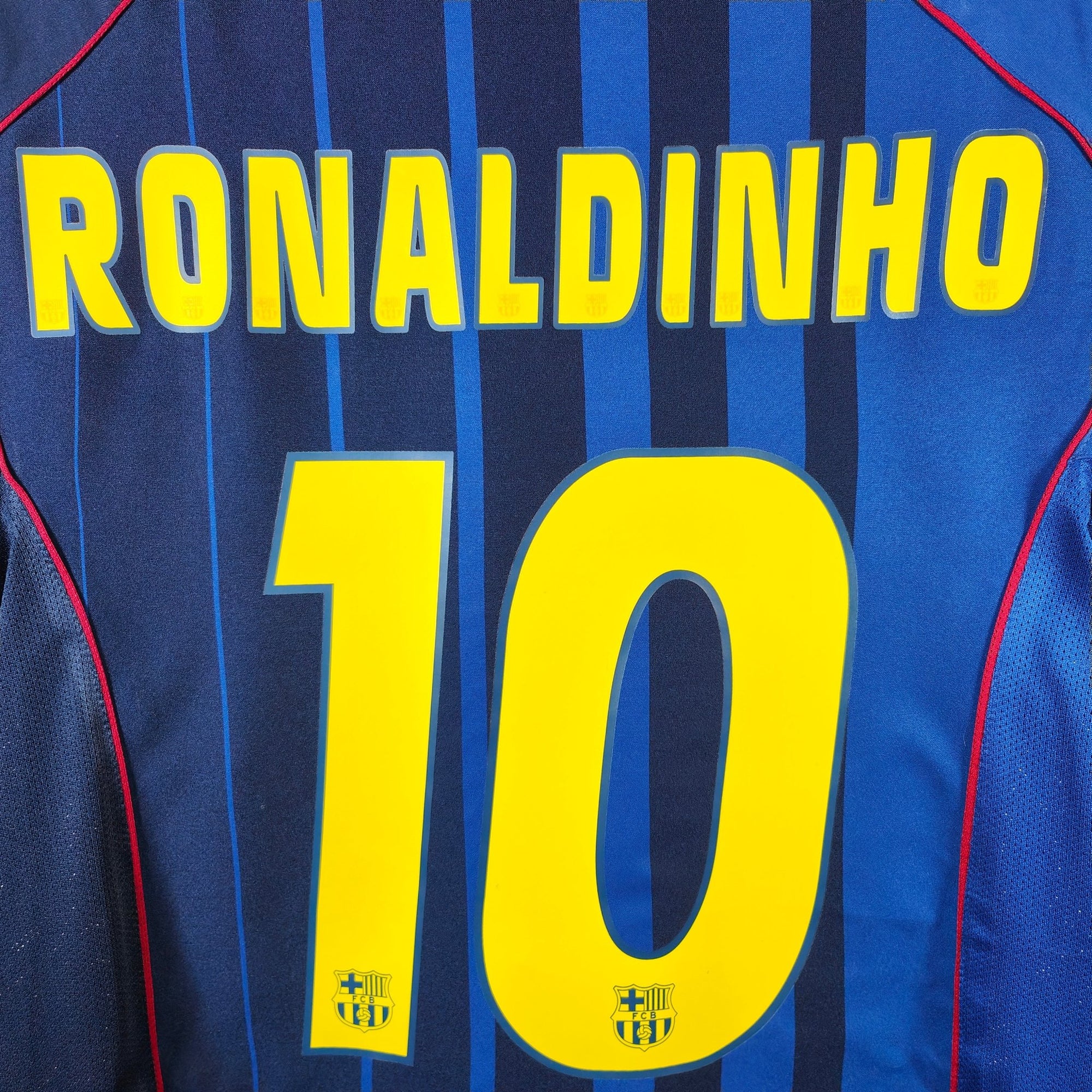 2004 - 05 FC Barcelona Away Shirt Ronaldinho 10 - 9.5/10 - (M) - Eternal Pitch