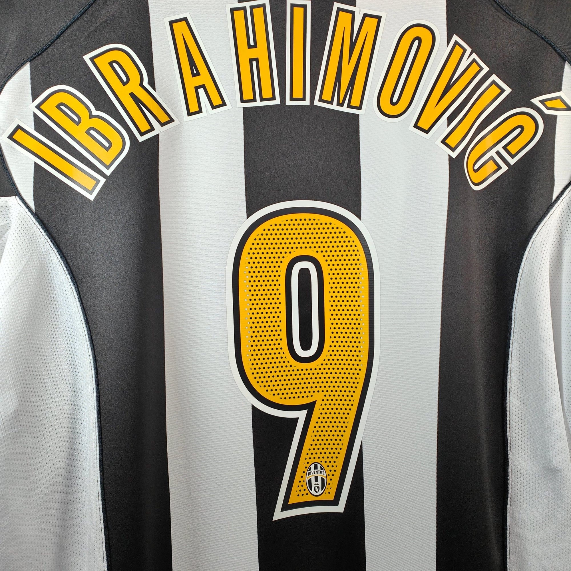 2004 - 05 Juventus Home Shirt Ibrahimovic 9 - 8.5/10 - (L) - Eternal Pitch