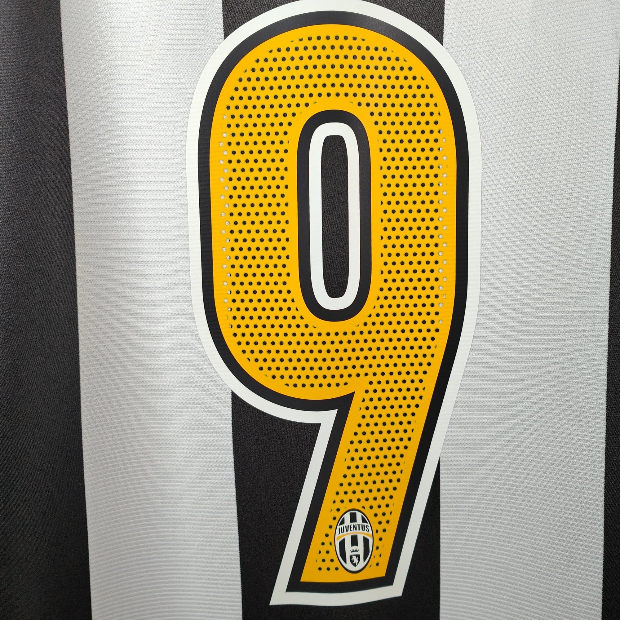 2004 - 05 Juventus Home Shirt Ibrahimovic 9 - 8.5/10 - (L) - Eternal Pitch