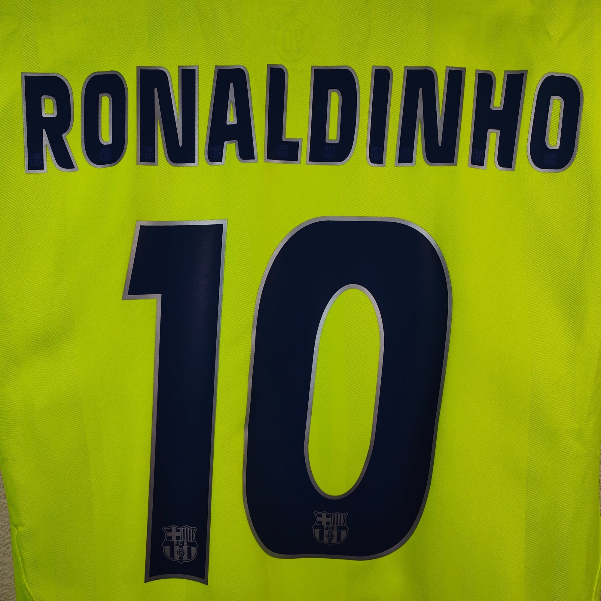 2005 - 06 FC Barcelona Away Shirt Ronaldinho 10 - 9/10 - (XL) - Eternal Pitch