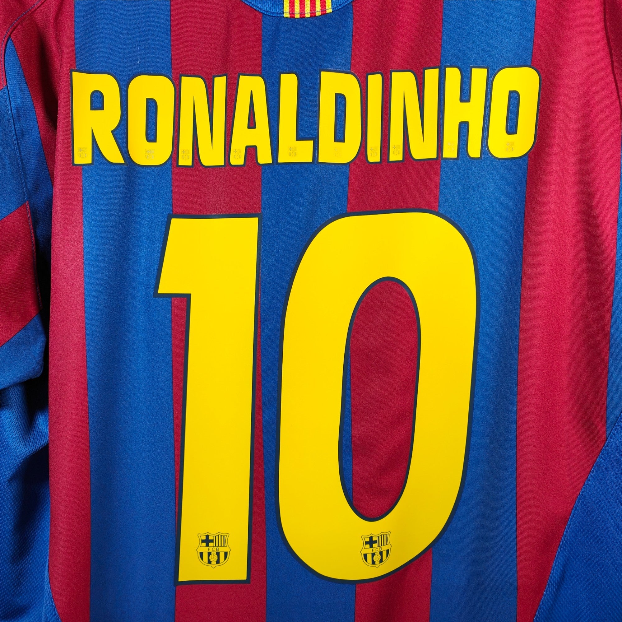 2005 - 06 FC Barcelona Home Shirt Ronaldinho 10 (L) - Eternal Pitch