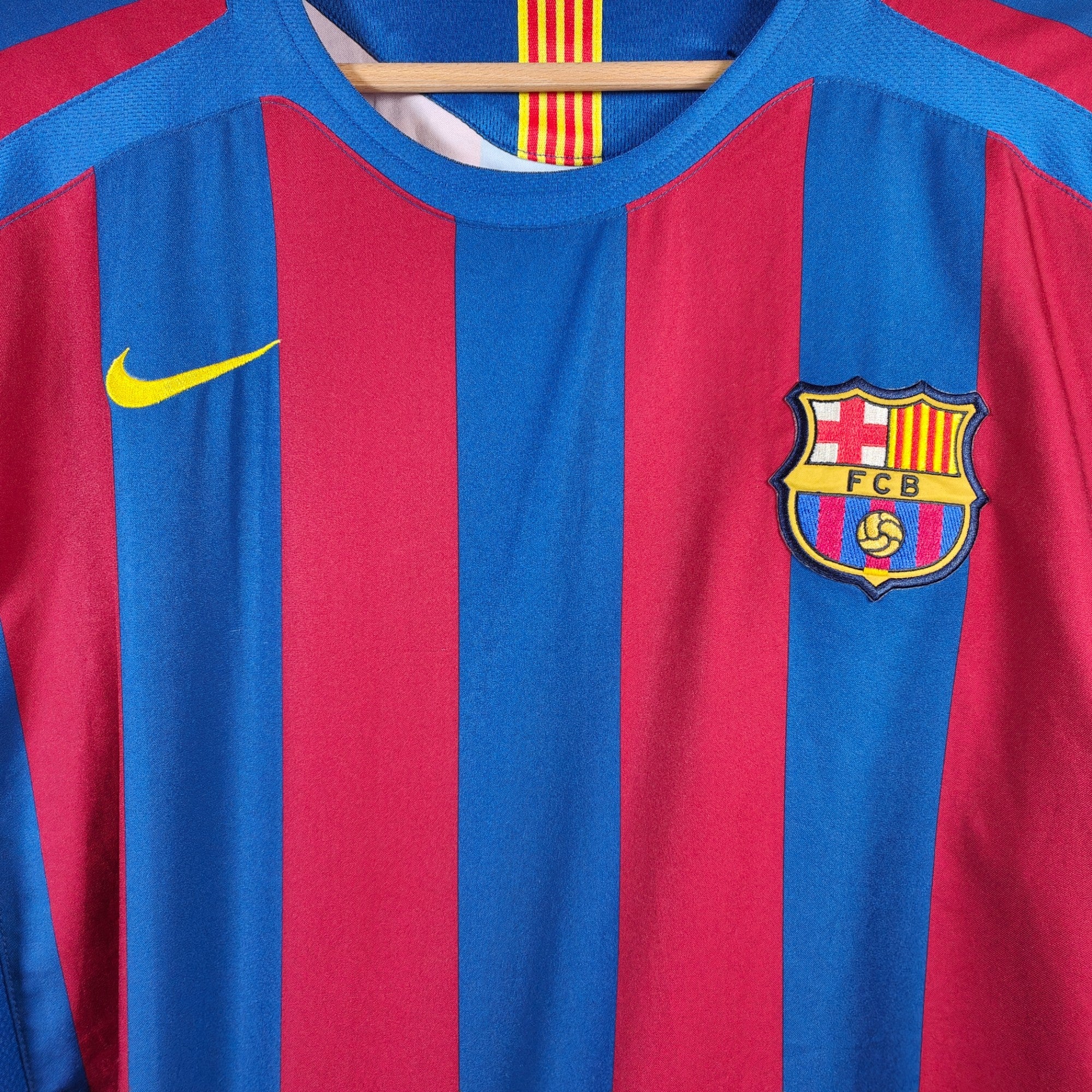 2005 - 06 FC Barcelona Home Shirt Ronaldinho 10 (L) - Eternal Pitch