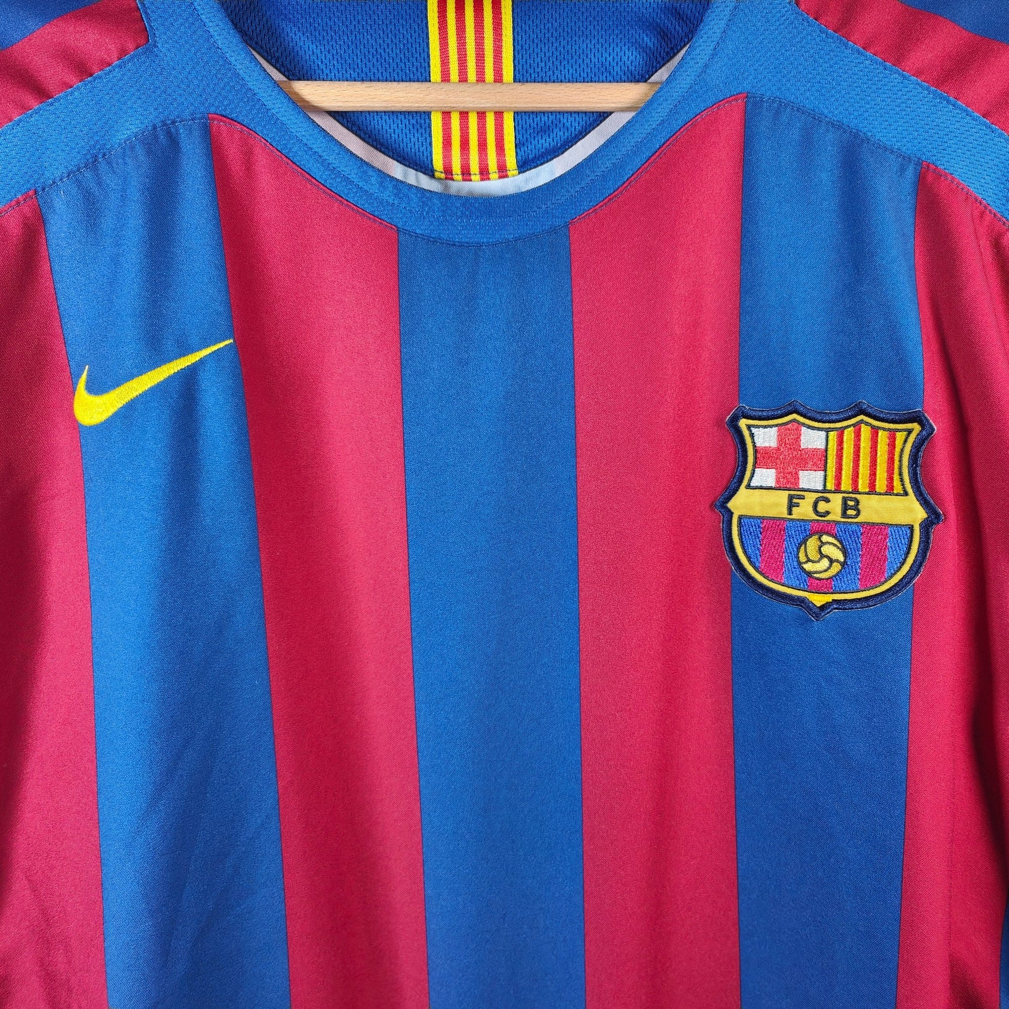2005 - 06 FC Barcelona Home Shirt Ronaldinho 10 (L) - Eternal Pitch