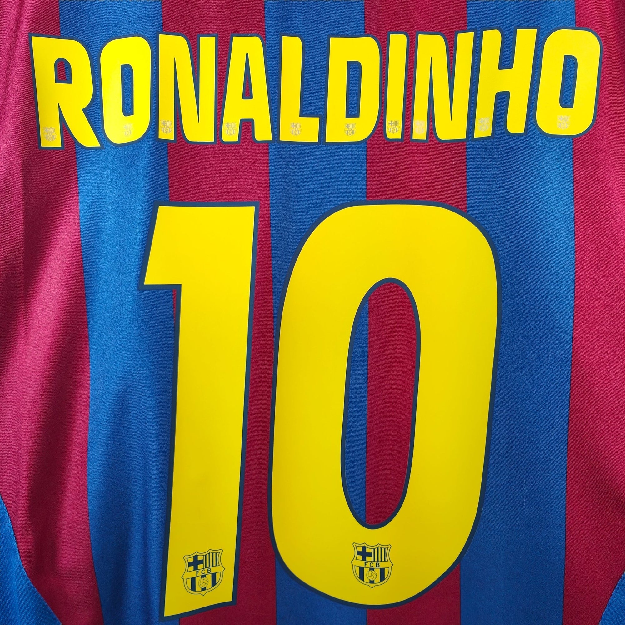 2005 - 06 FC Barcelona Home Shirt Ronaldinho 10 (L) - Eternal Pitch