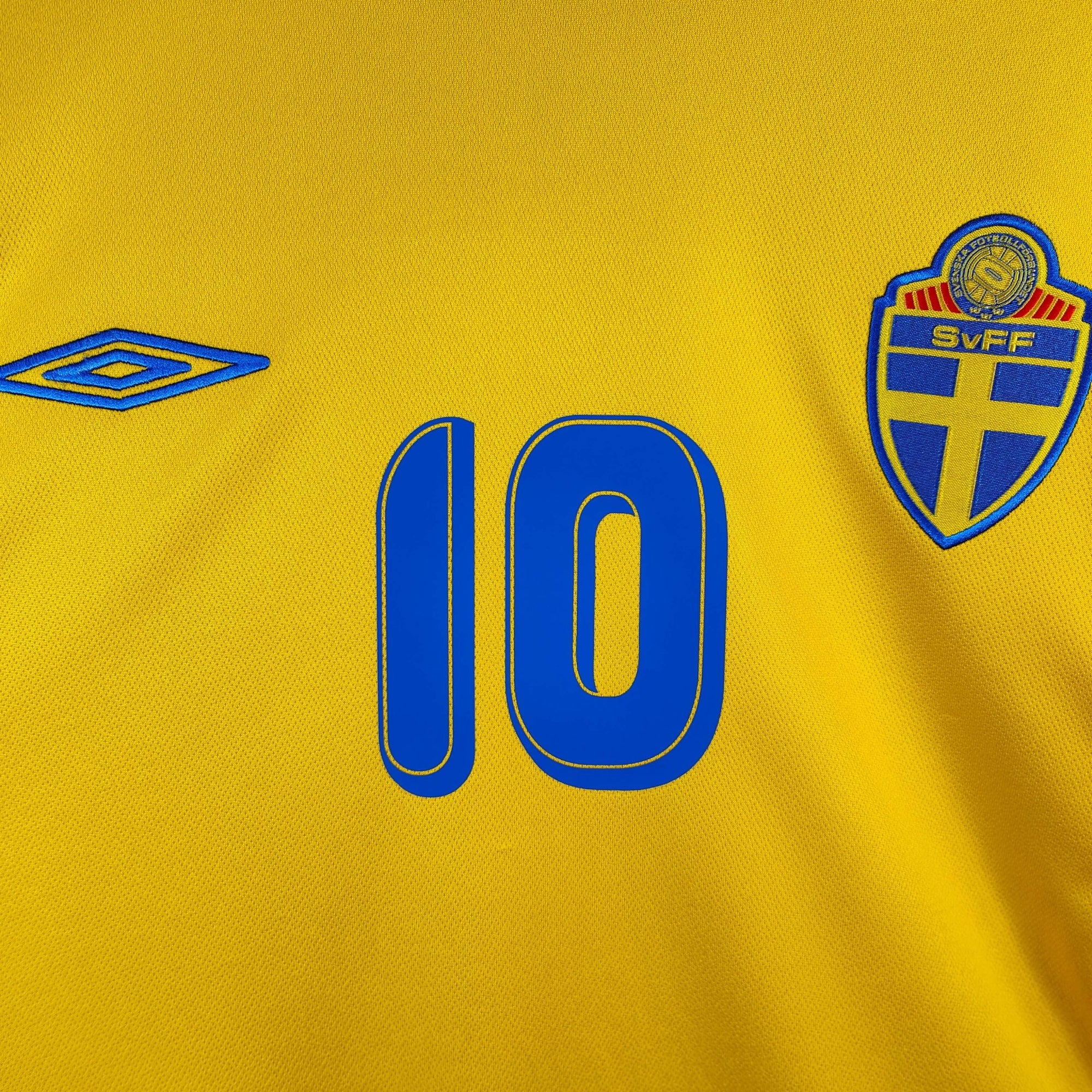 2005 - 06 Sweden Home Shirt Ibrahimovic 10 - 9/10 - (XL) - Eternal Pitch