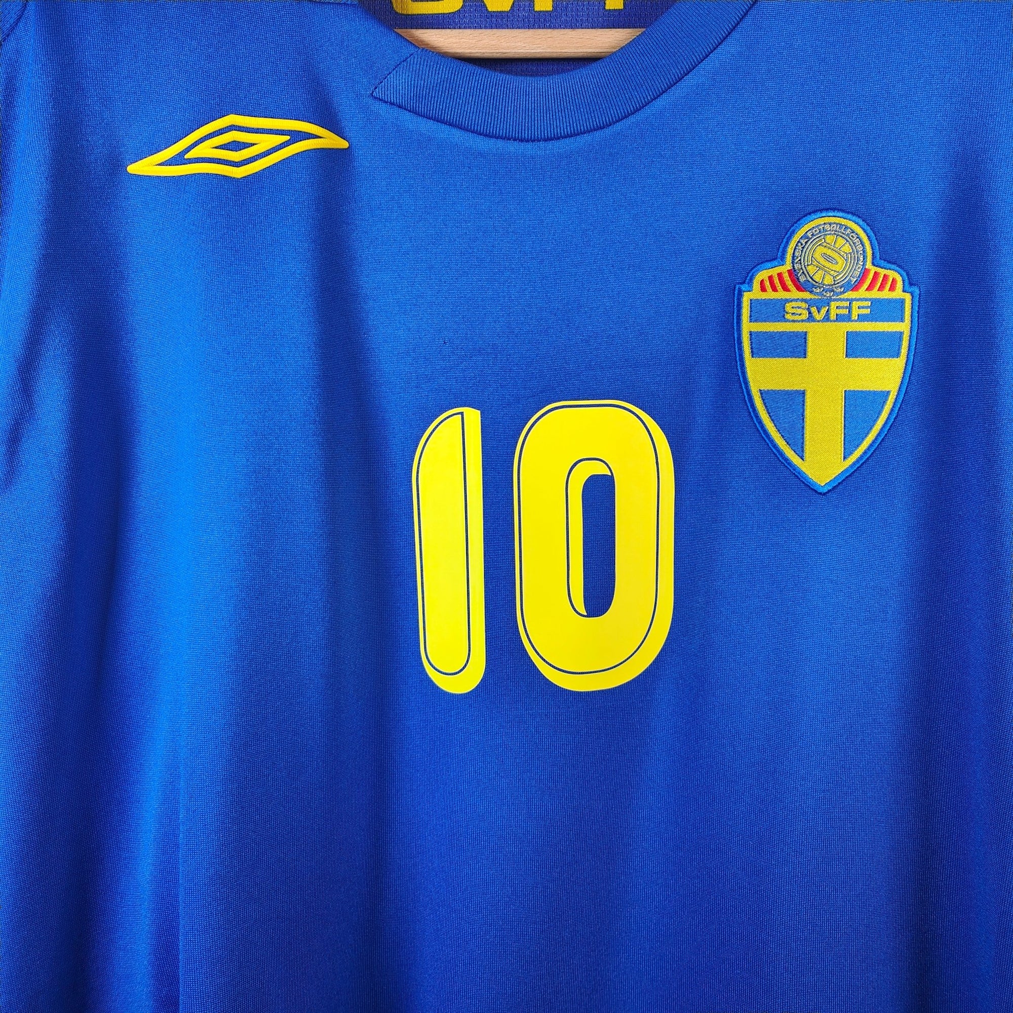 2006 - 08 Sweden Away Shirt Ibrahimovic 10 (L) - Eternal Pitch