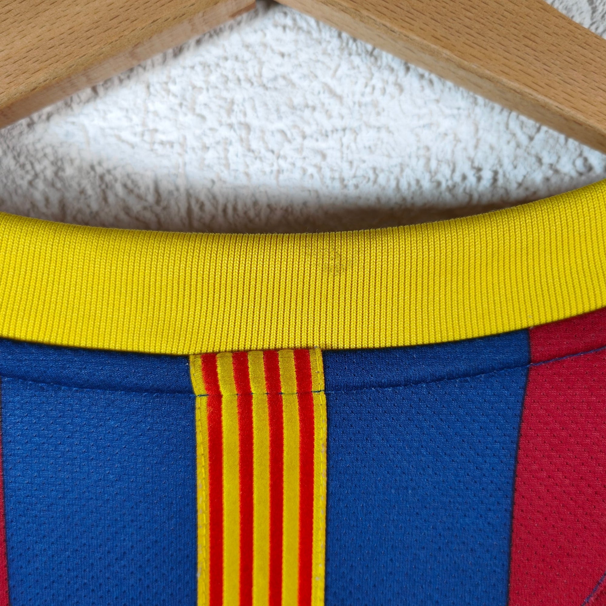 2010 - 11 FC Barcelona Home Shirt Messi 10 (XL) - Eternal Pitch