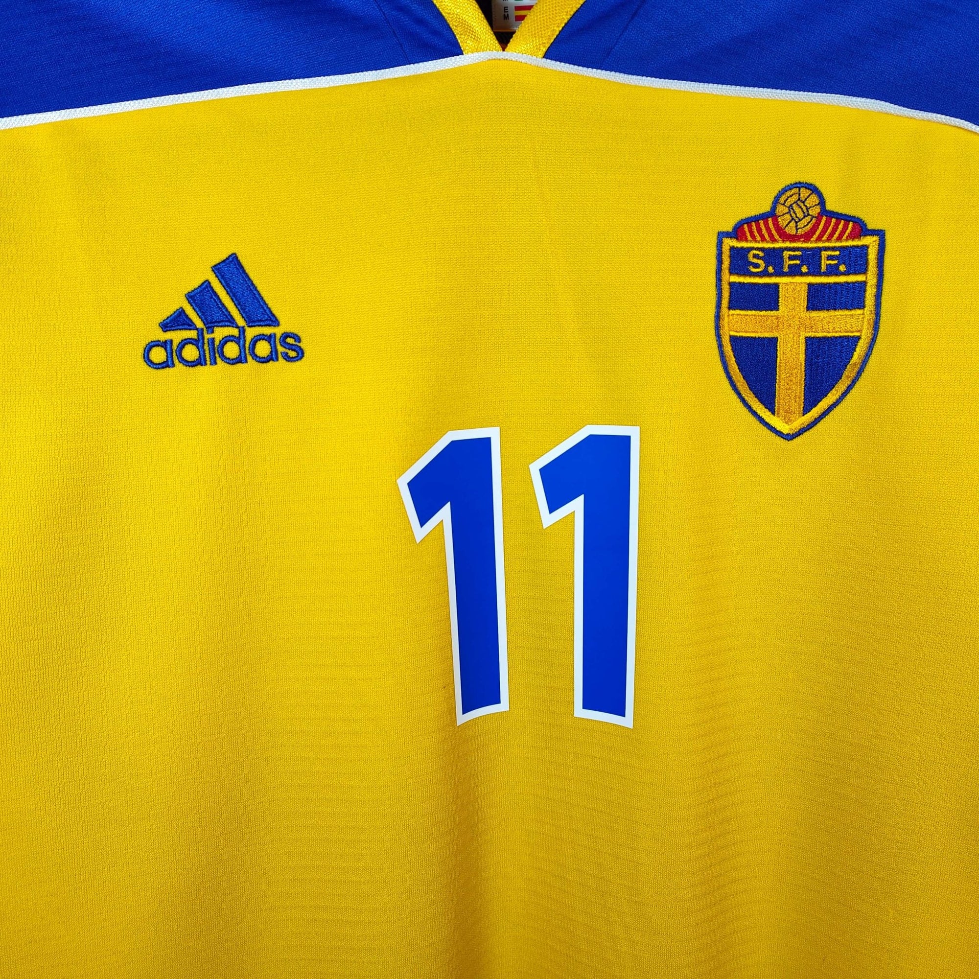 2000 - 02 Sweden Home Shirt Ibrahimovic 11 - 9/10 - (M) - Eternal Pitch