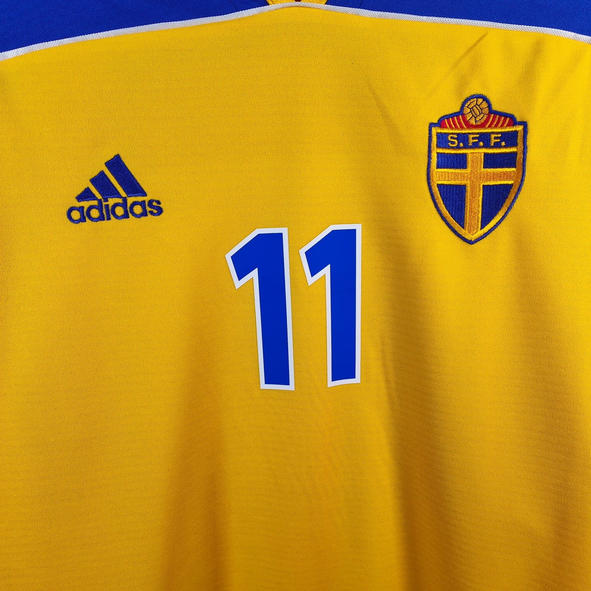 2000 - 02 Sweden Home Shirt Ibrahimovic 11 - 9.5/10 - (XL) - Eternal Pitch