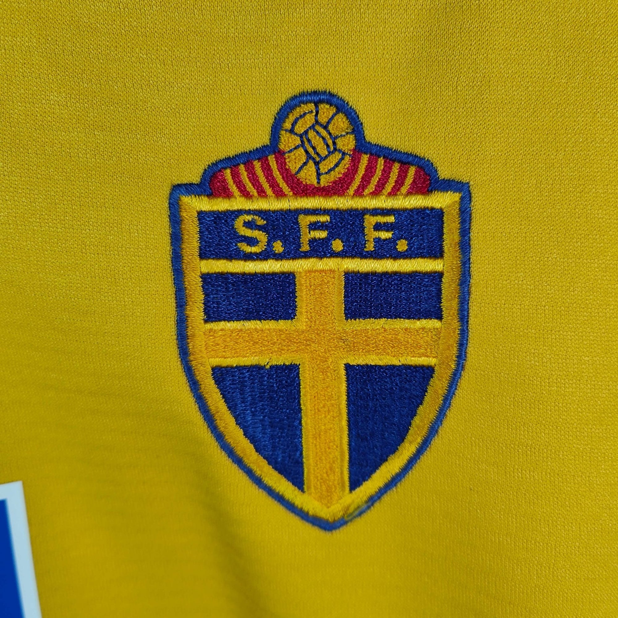 2000 - 02 Sweden Home Shirt Ibrahimovic 11 - 9.5/10 - (XL) - Eternal Pitch