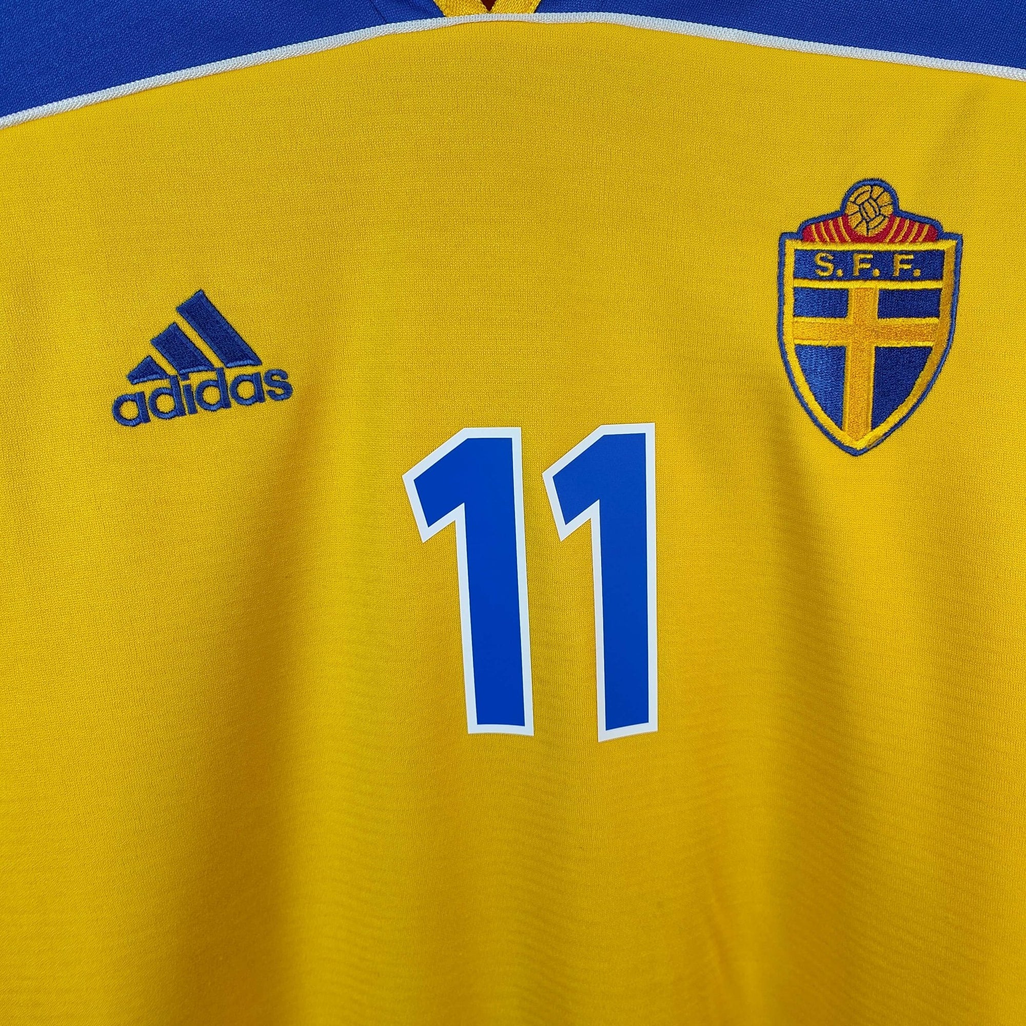 2000 - 02 Sweden Home Shirt Ibrahimovic 11 - 9.5/10 - (XL) - Eternal Pitch