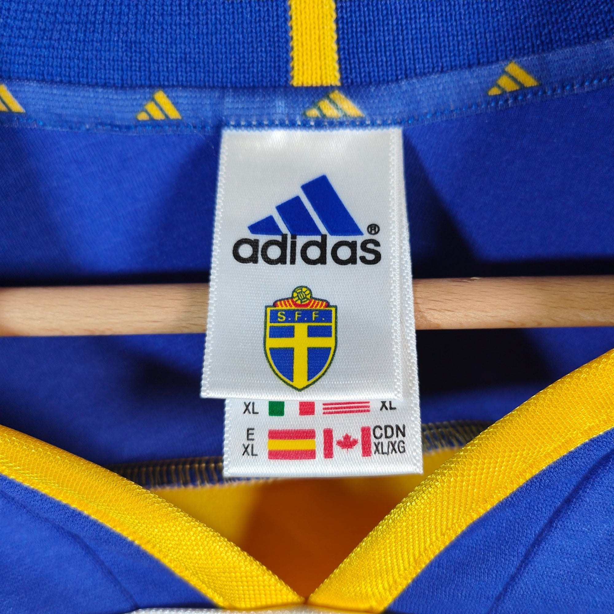 2000 - 02 Sweden Home Shirt Ibrahimovic 11 - 9.5/10 - (XL) - Eternal Pitch