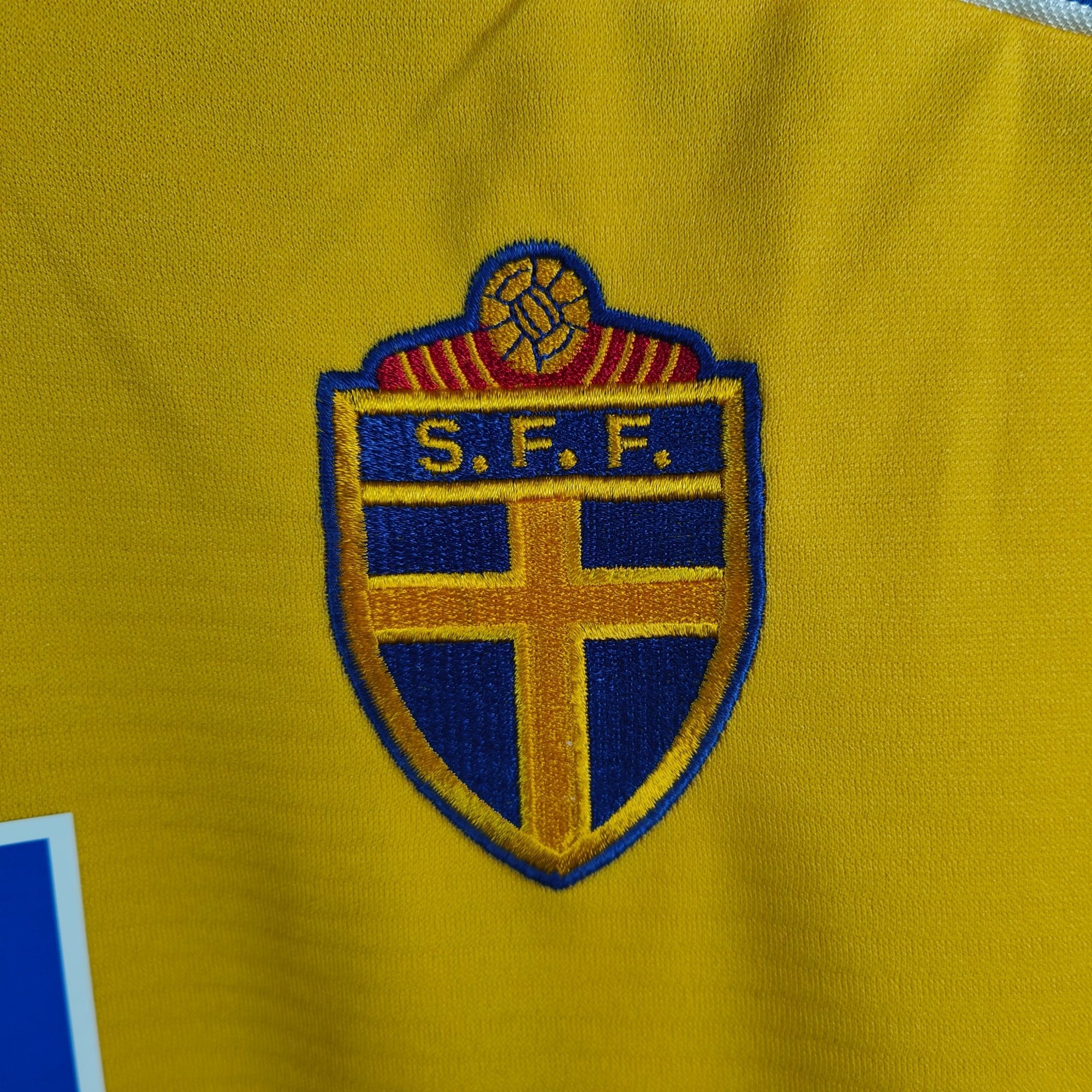 2000 - 02 Sweden Home Shirt Ibrahimovic 11 - 9.5/10 - (XL) - Eternal Pitch
