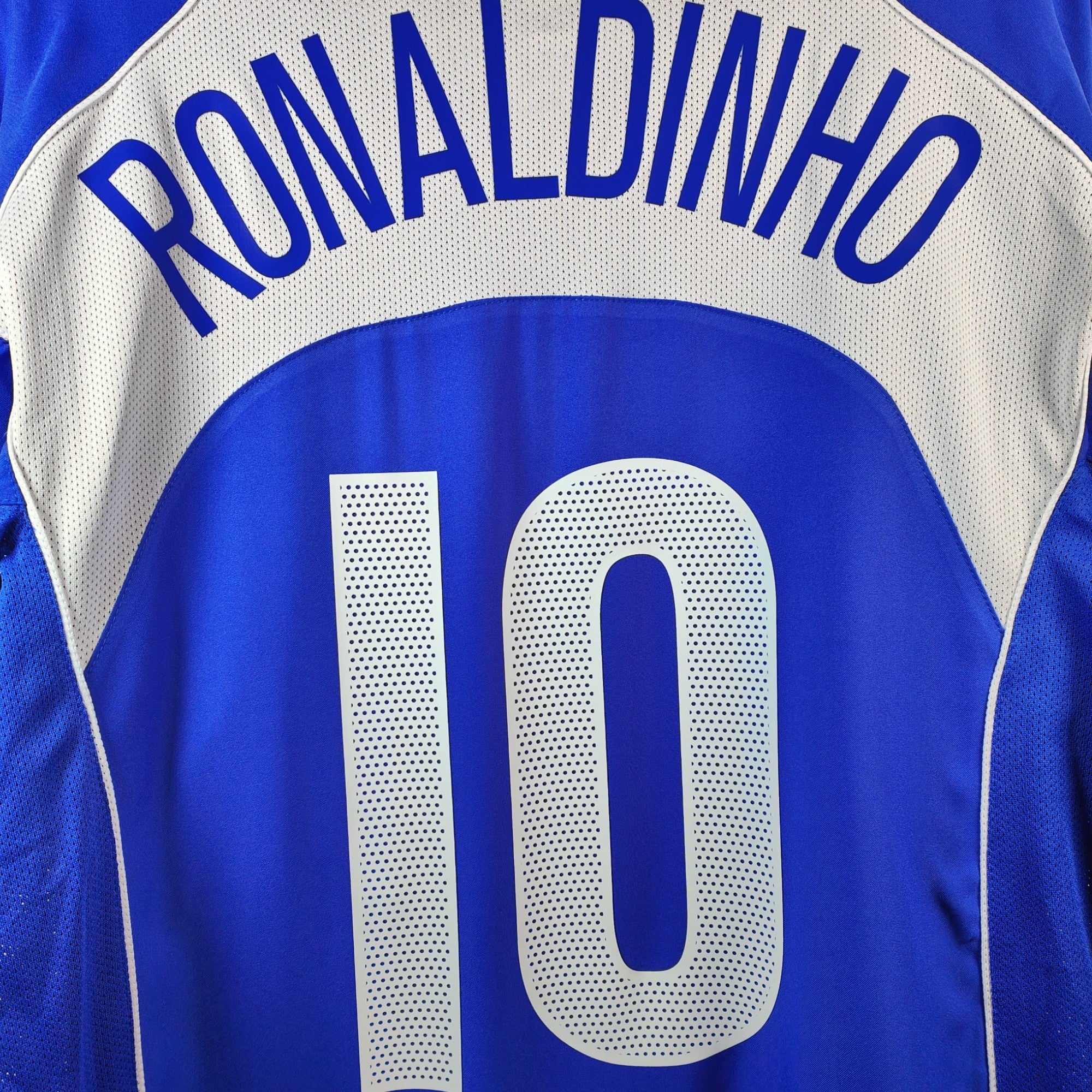 2004 - 05 Brazil Away Shirt Ronaldinho 10 (XL) - Eternal Pitch