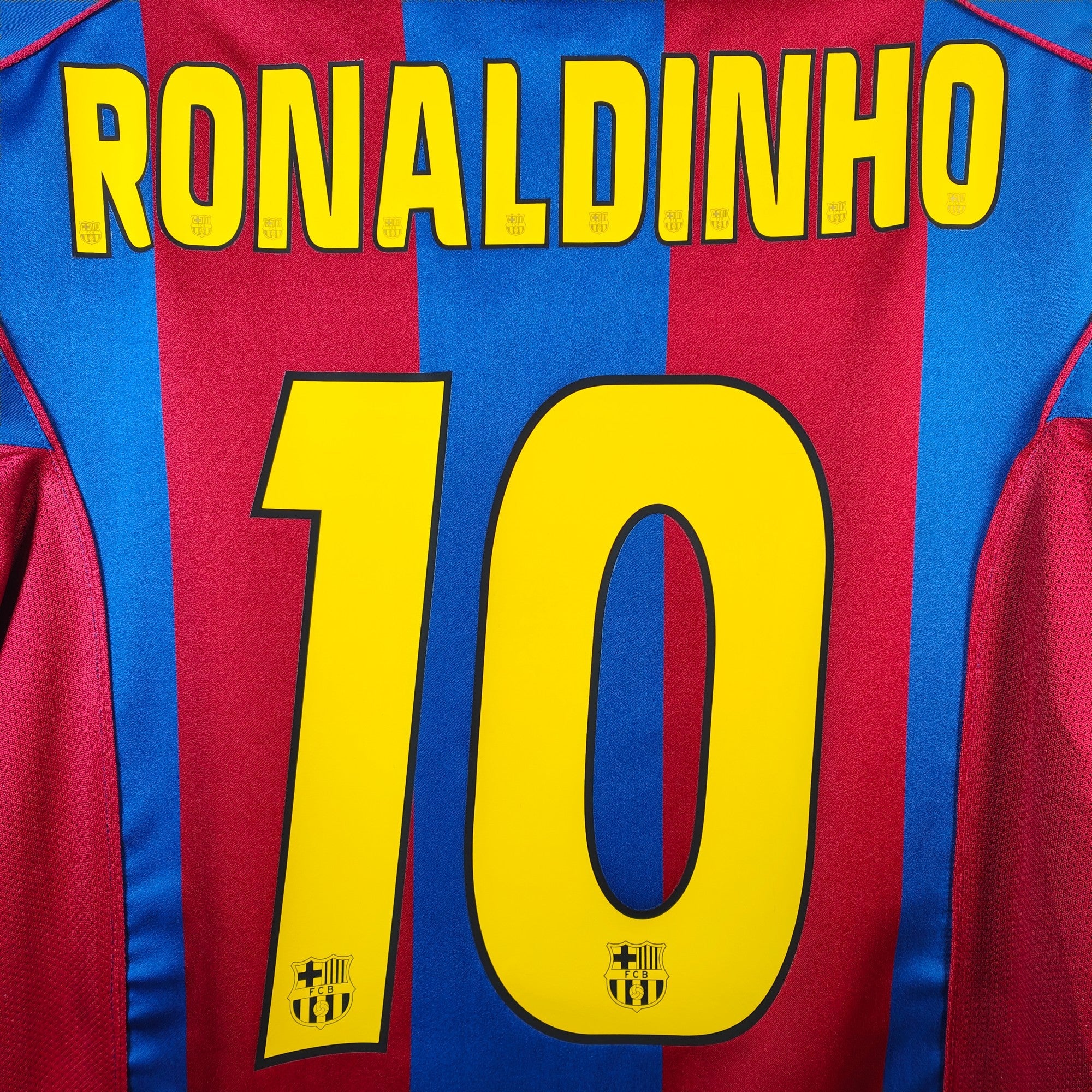 2004 - 05 FC Barcelona Home Shirt Ronaldinho 10 (L) - Eternal Pitch