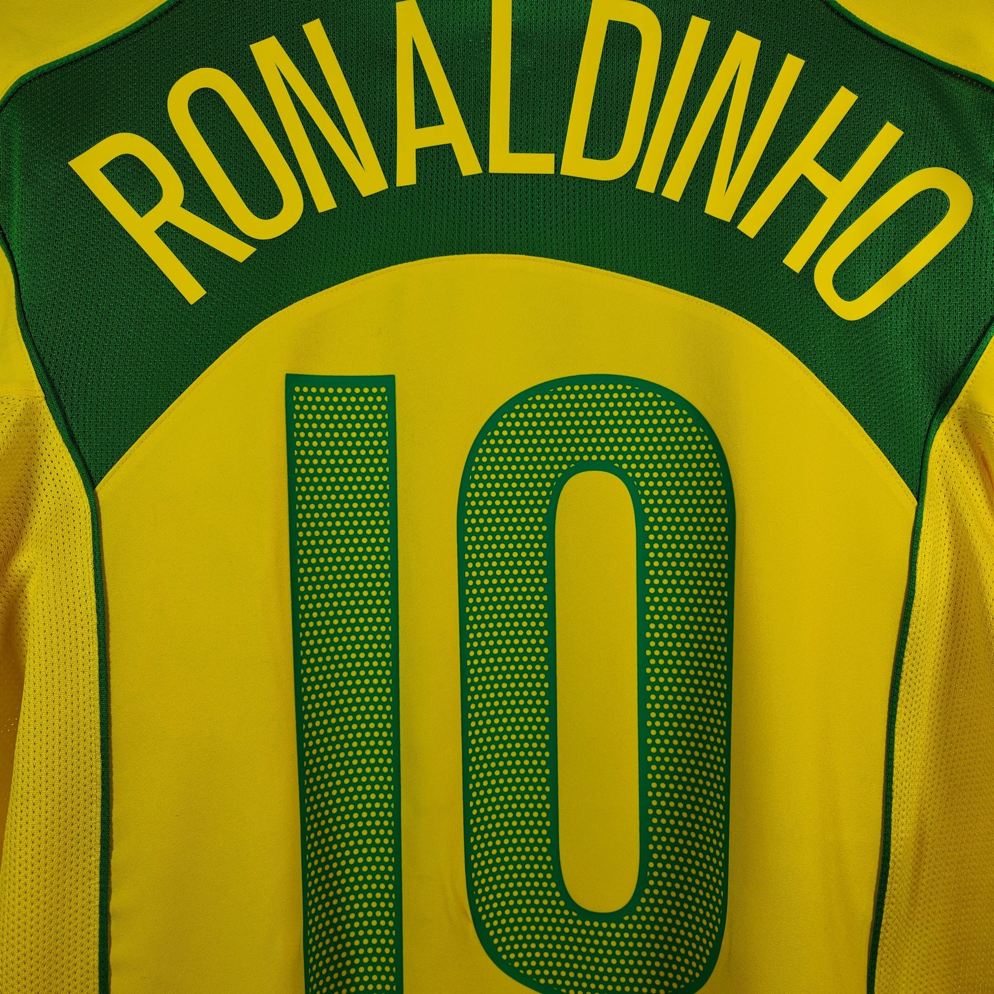 2004 - 06 Brazil Home Shirt Ronaldinho 10 - 9.5/10 - (M) - Eternal Pitch