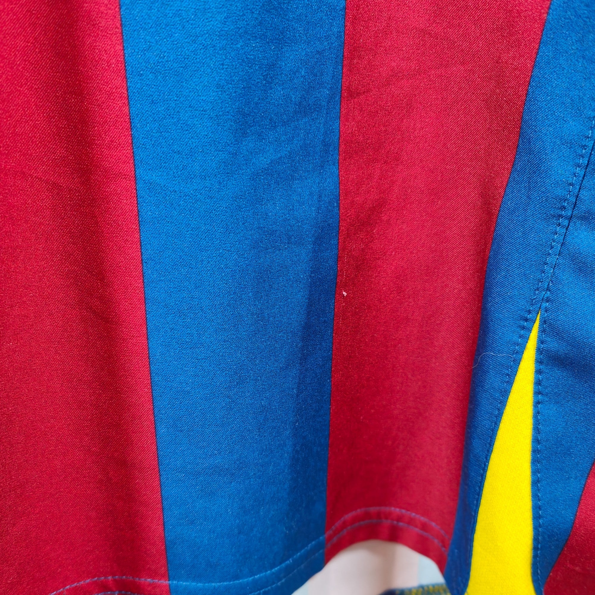 2005 - 06 FC Barcelona Home Shirt Ronaldinho 10 (L) - Eternal Pitch