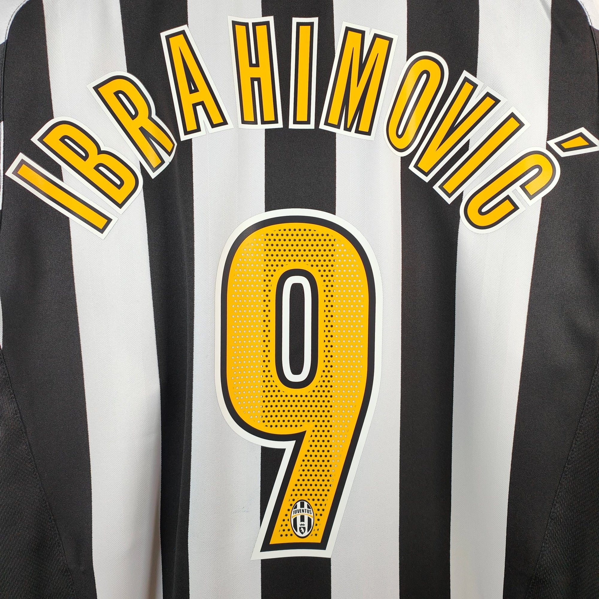 2005 - 06 Juventus Home Shirt Ibrahimovic 9 - 7/10 - (M) - Eternal Pitch