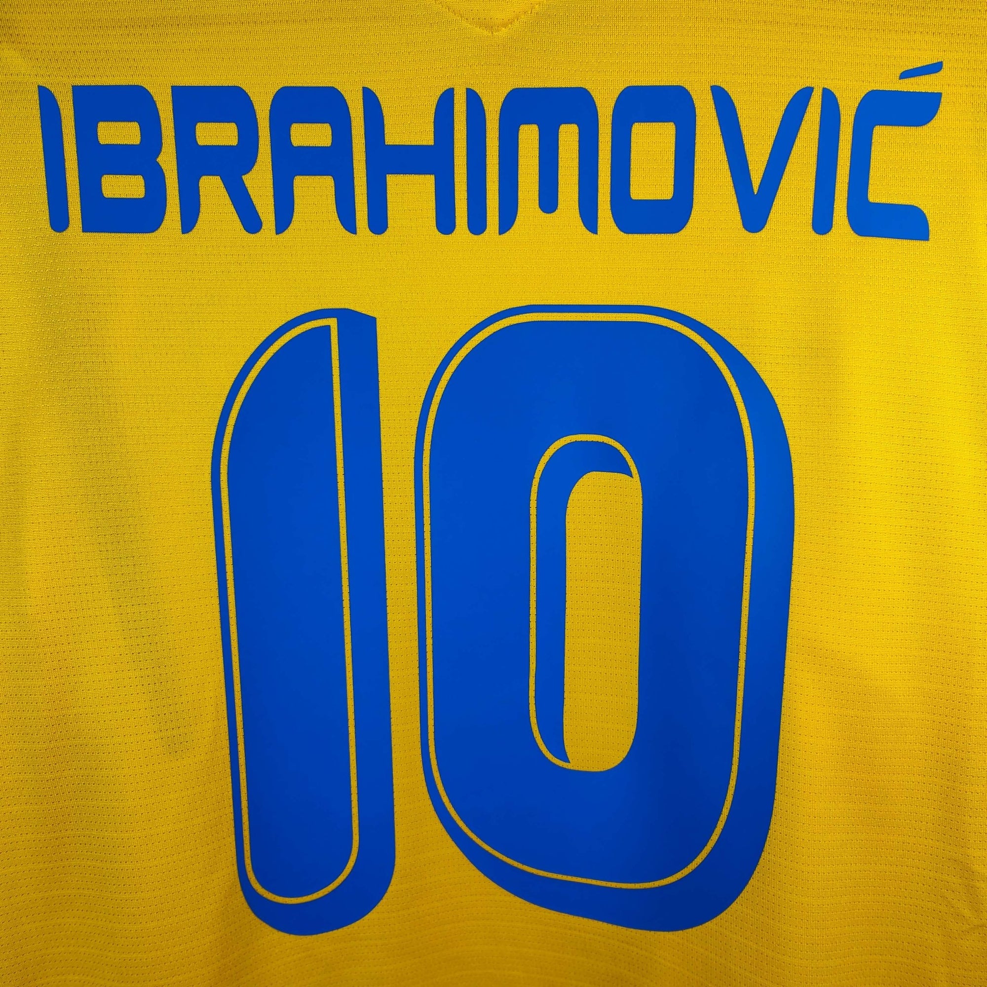 2005 - 06 Sweden Home Shirt Ibrahimovic 10 - 9.5/10 - (L) - Eternal Pitch