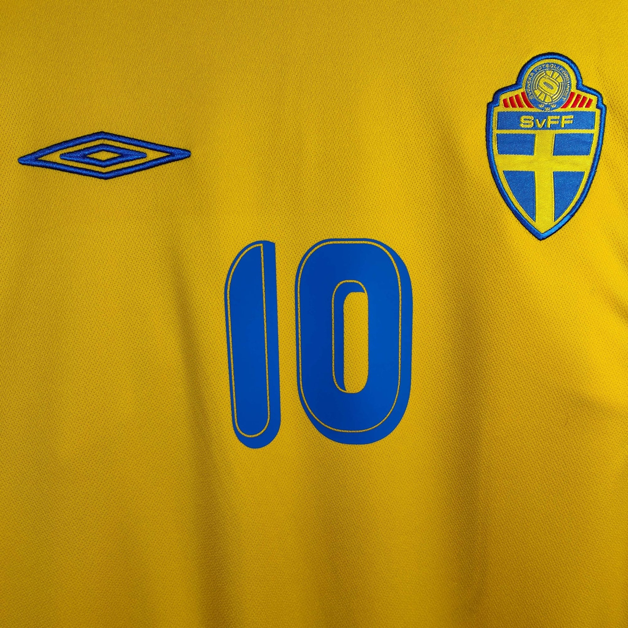 2005 - 06 Sweden Home Shirt Ibrahimovic 10 - 9.5/10 - (L) - Eternal Pitch