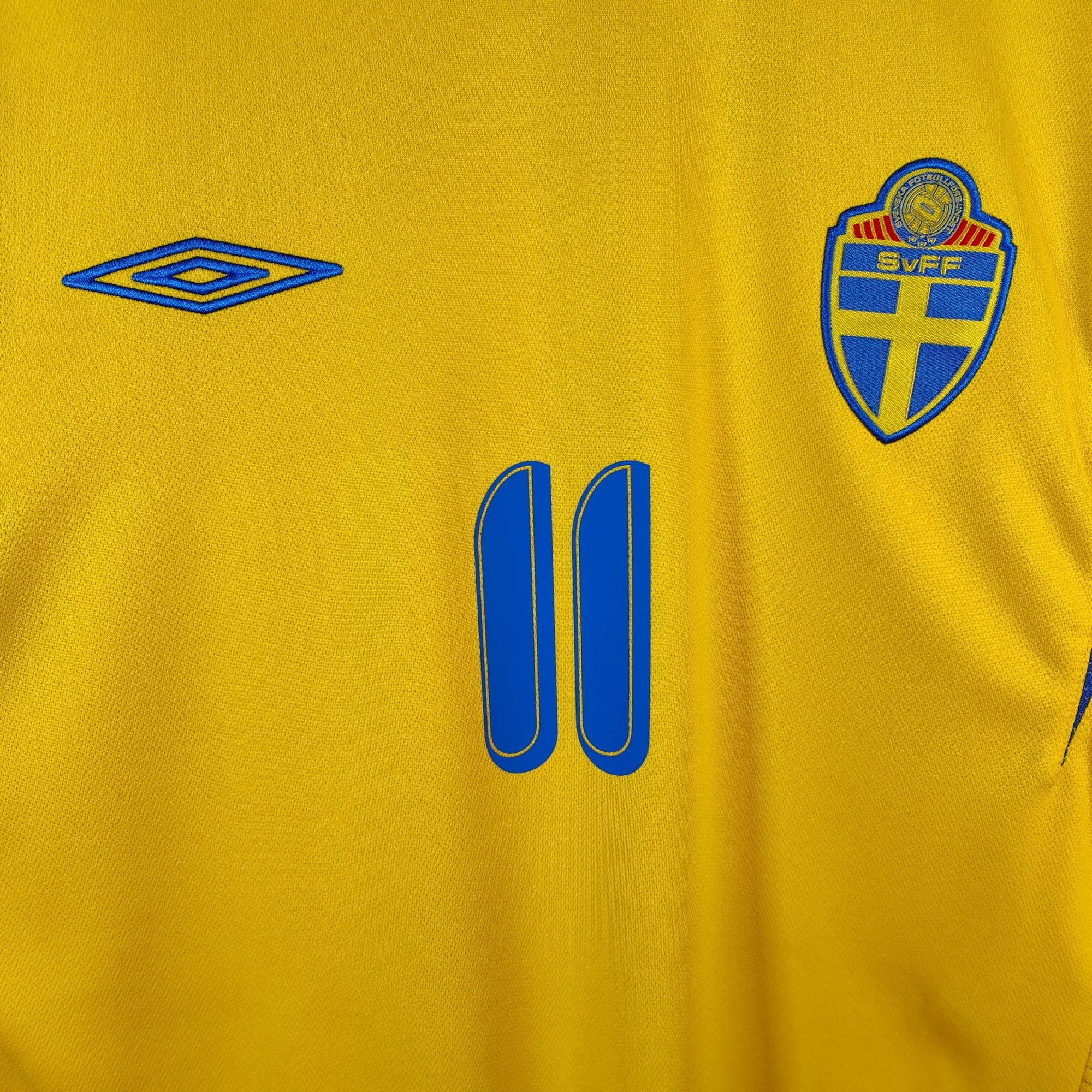 2005 - 06 Sweden Home Shirt Larsson 11 - 9/10 - (XL) - Eternal Pitch