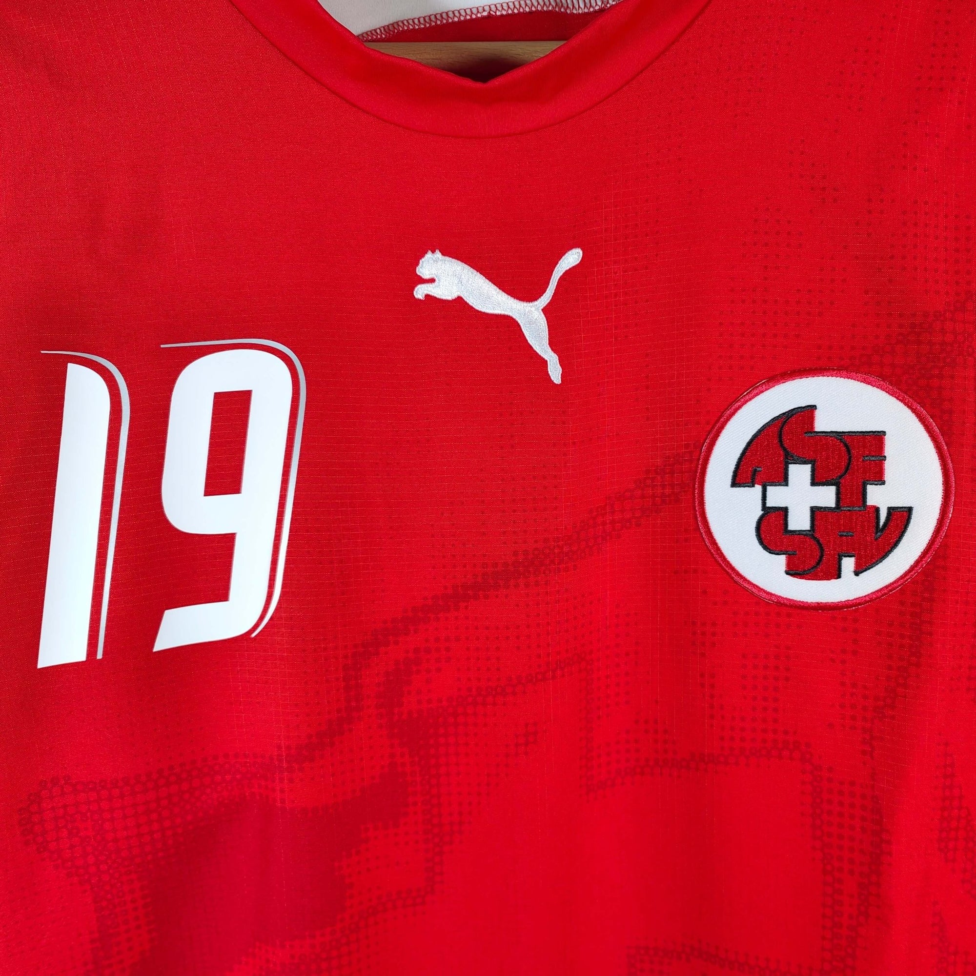 2006 - 08 Switzerland Home Shirt Behrami 19 - 9.5/10 - (M) - Eternal Pitch