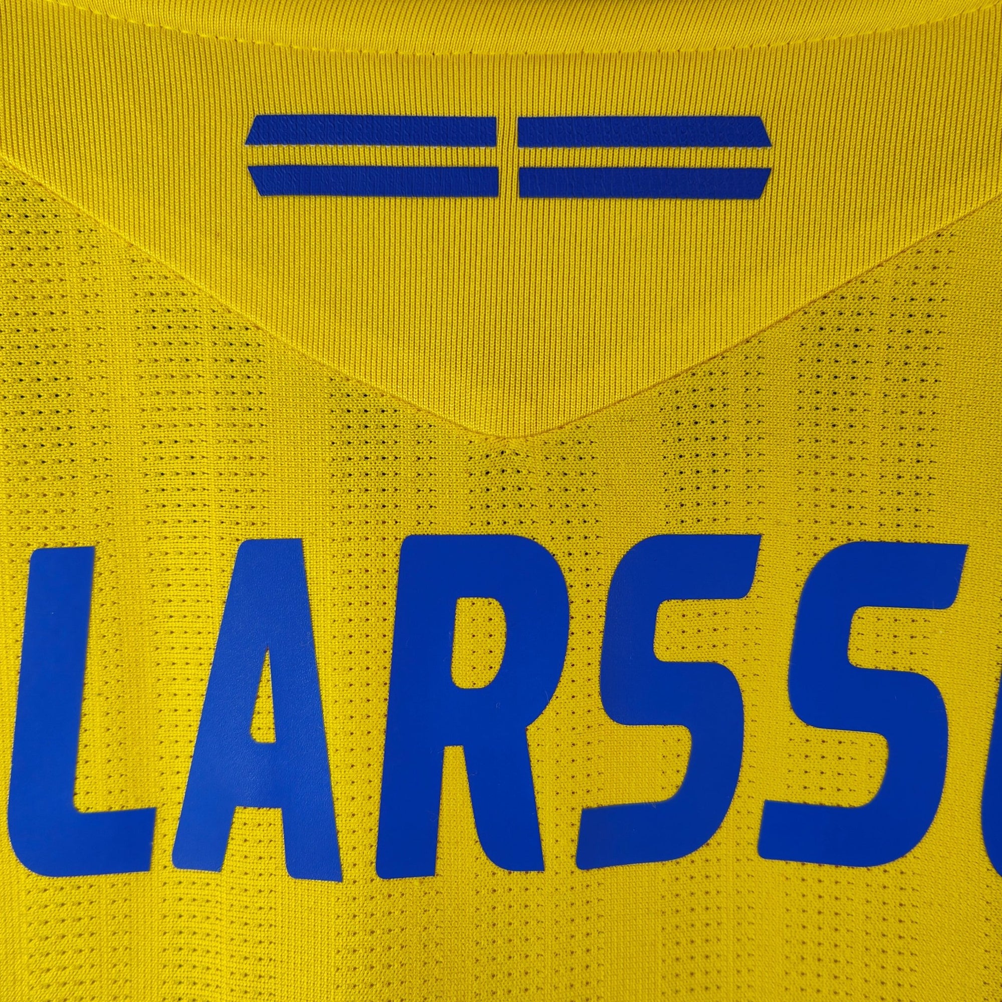 2007 - 09 Sweden Home Shirt Larsson 17 (L) - Eternal Pitch