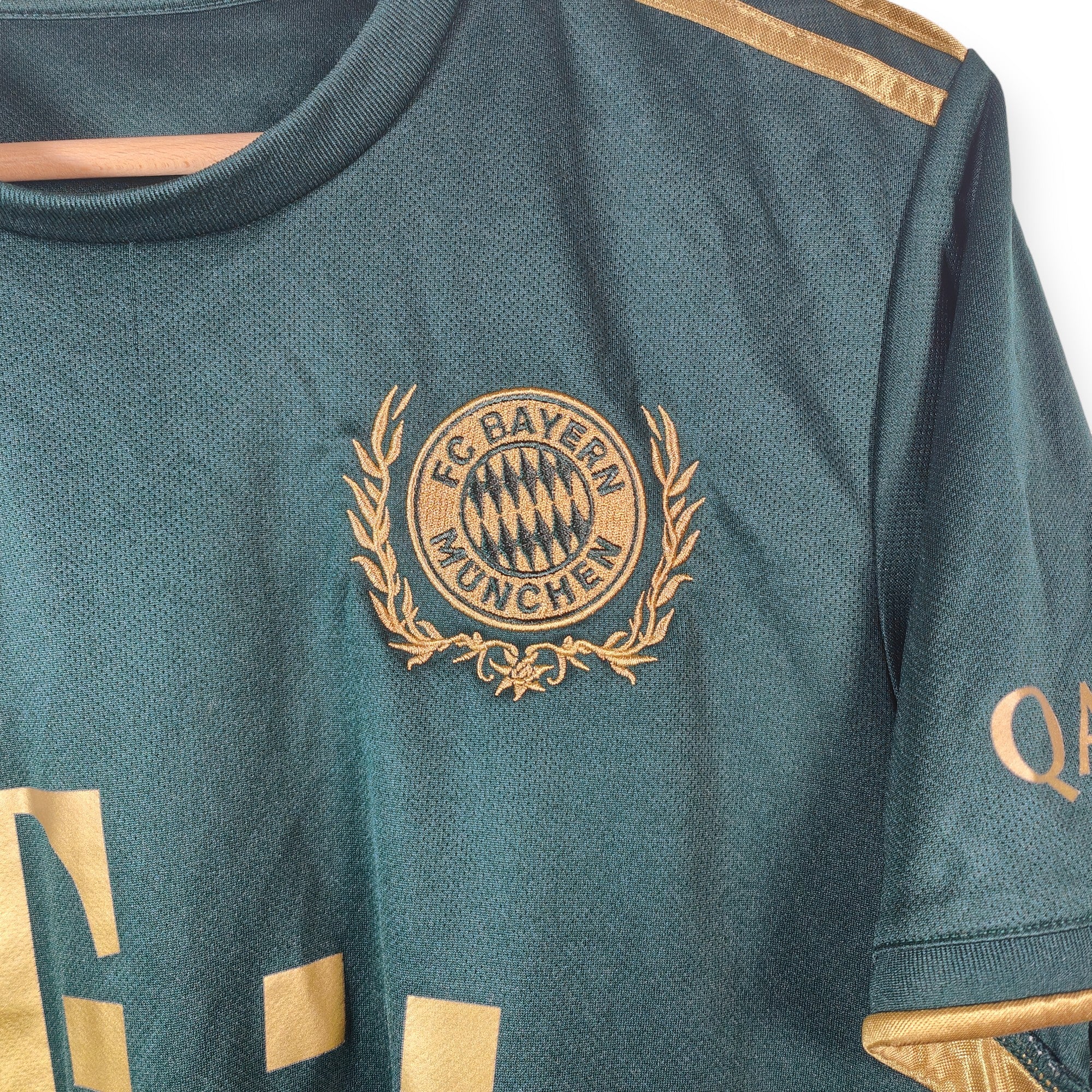 2021 - 22 Bayern Munich Special Oktoberfest Shirt Lewandowski 9 (M) - Eternal Pitch