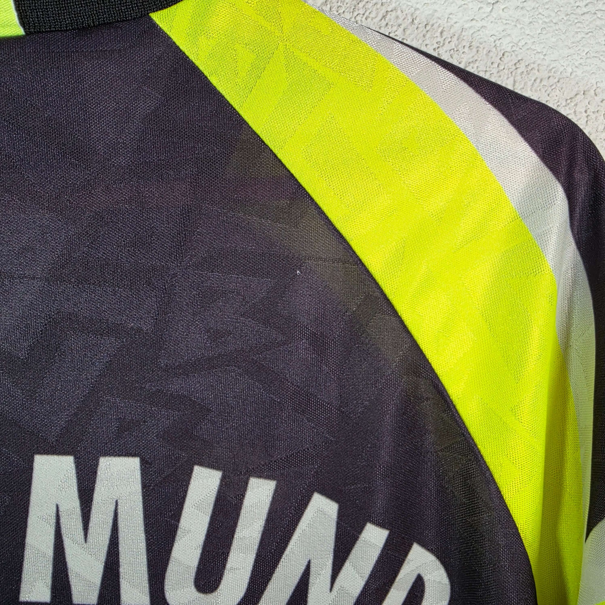 1995-96 Dortmund Away Shirt Chapuisat 