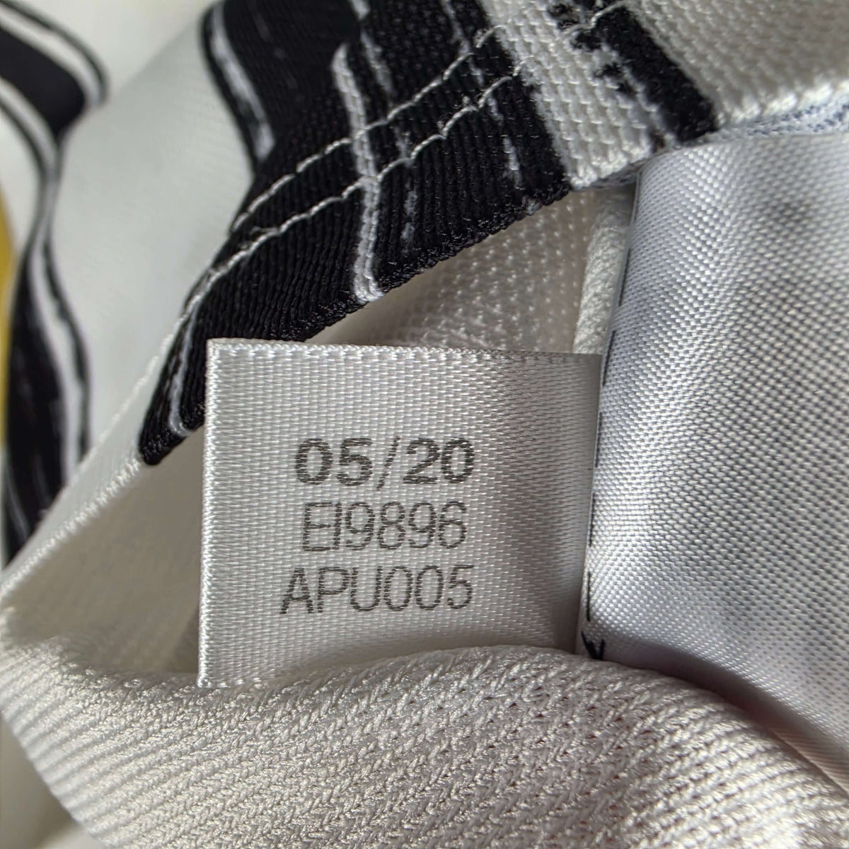2020-21 Juventus Home Shirt + Short - 9/10 - (5-6 Years)