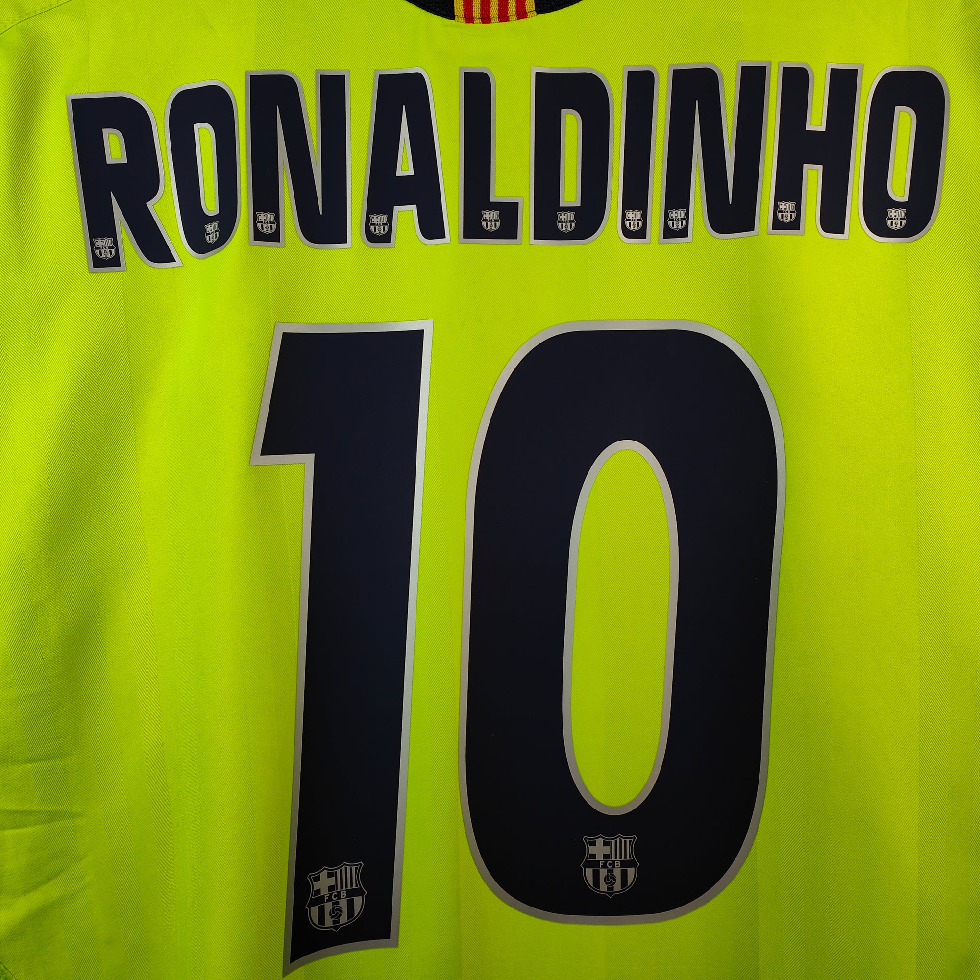 2005-06 FC Barcelona Away Shirt Ronaldinho 