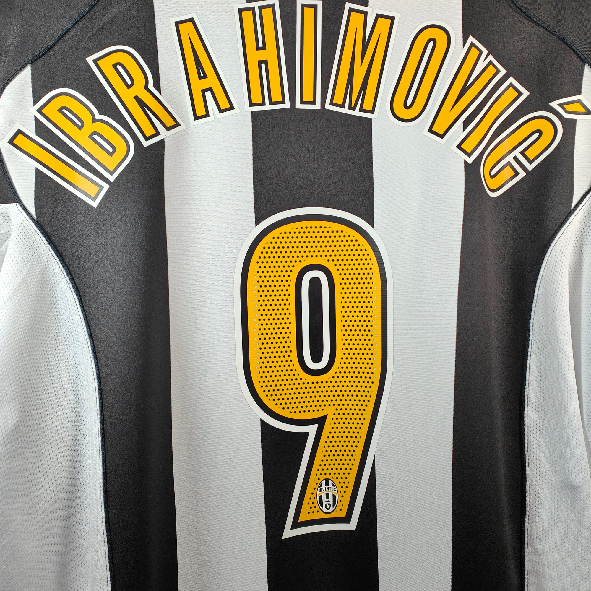 2004-05 Juventus Home Shirt Ibrahimovic 