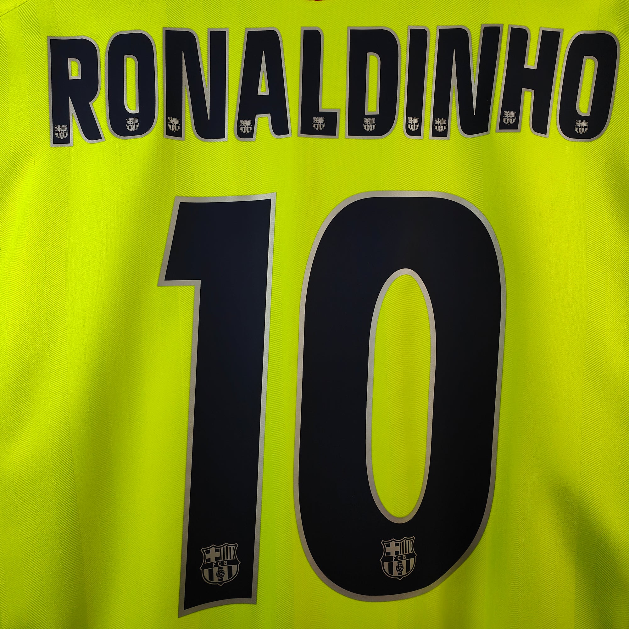 2005-06 FC Barcelona Away Shirt Ronaldinho 