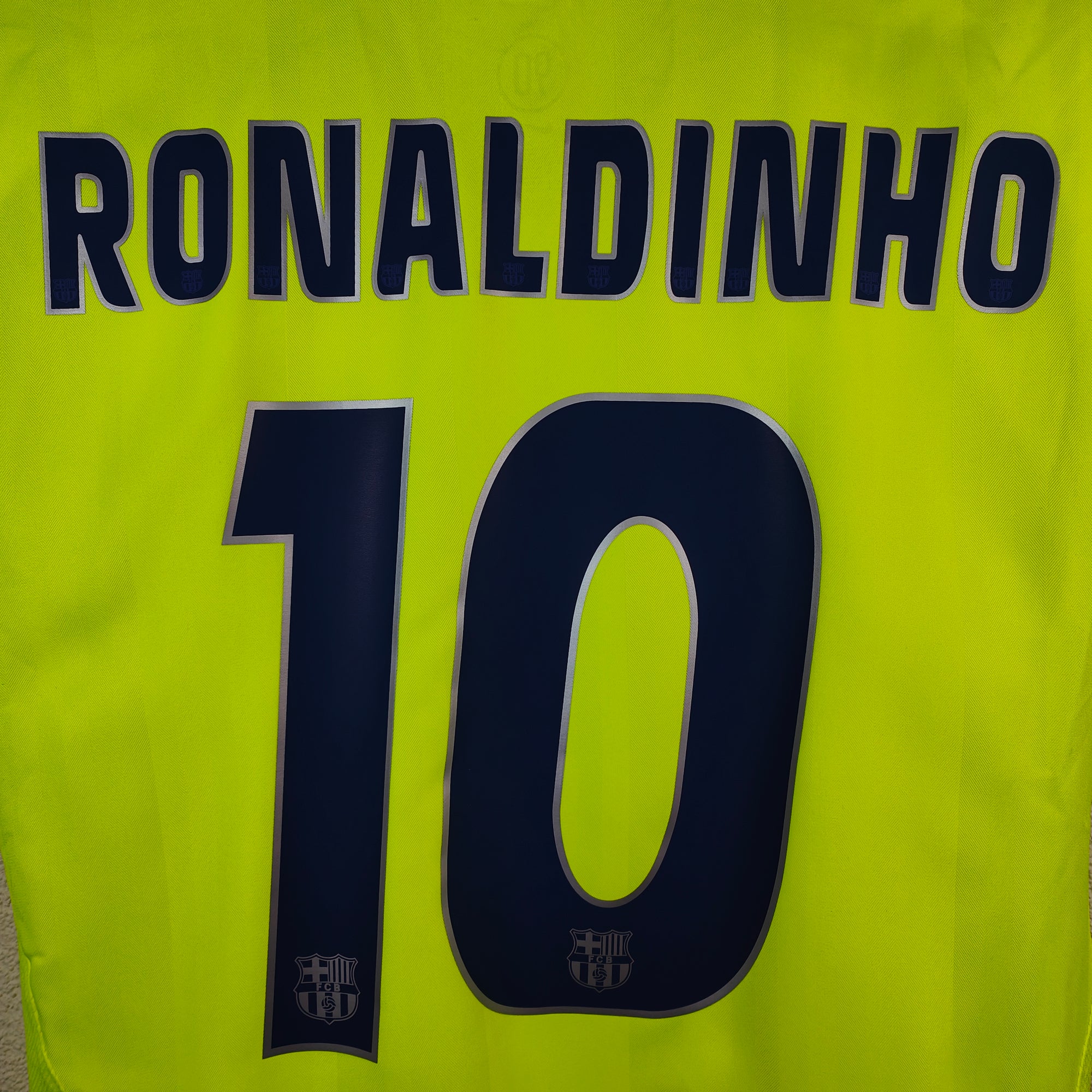 2005-06 FC Barcelona Away Shirt Ronaldinho 