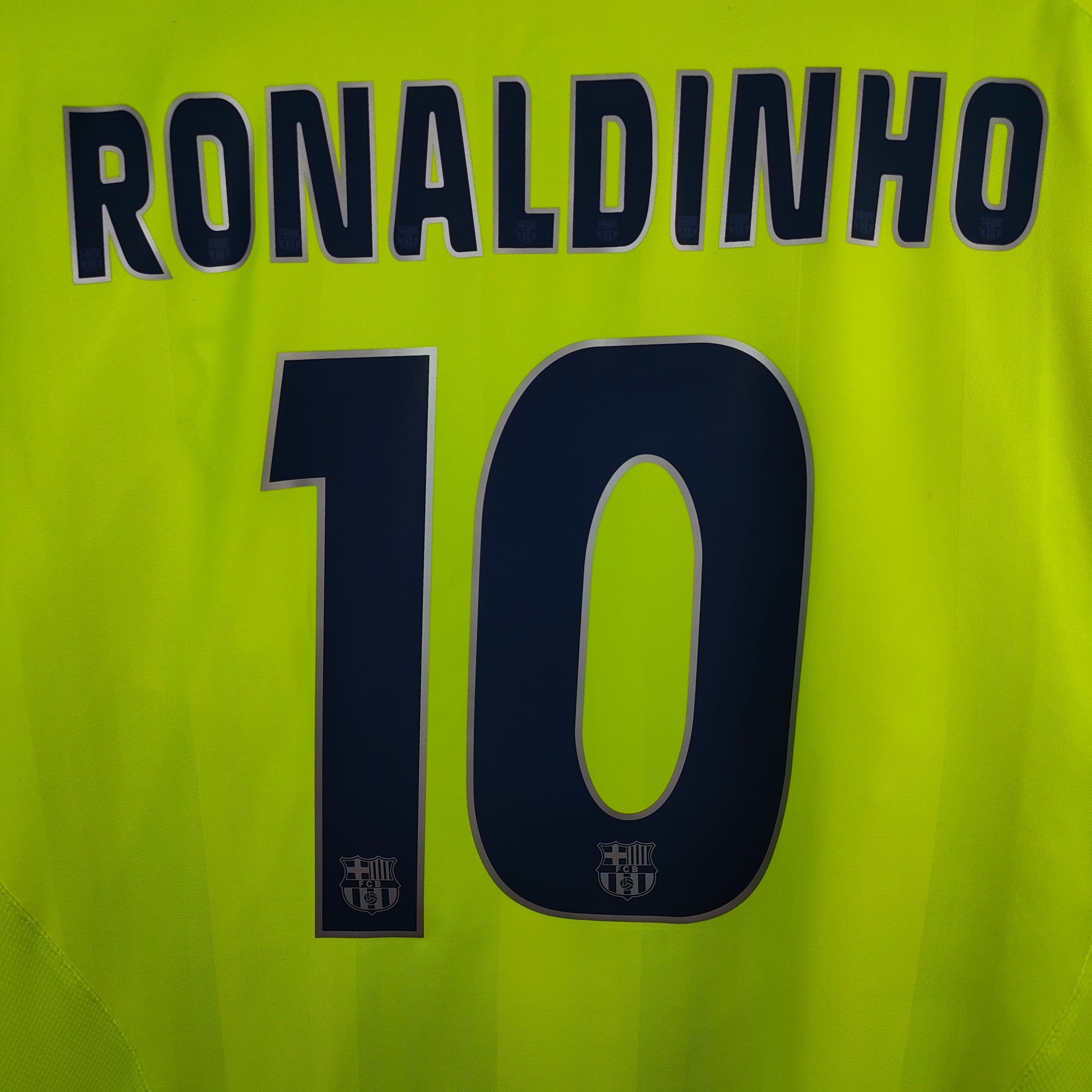 2005-06 FC Barcelona Away Shirt Ronaldinho 