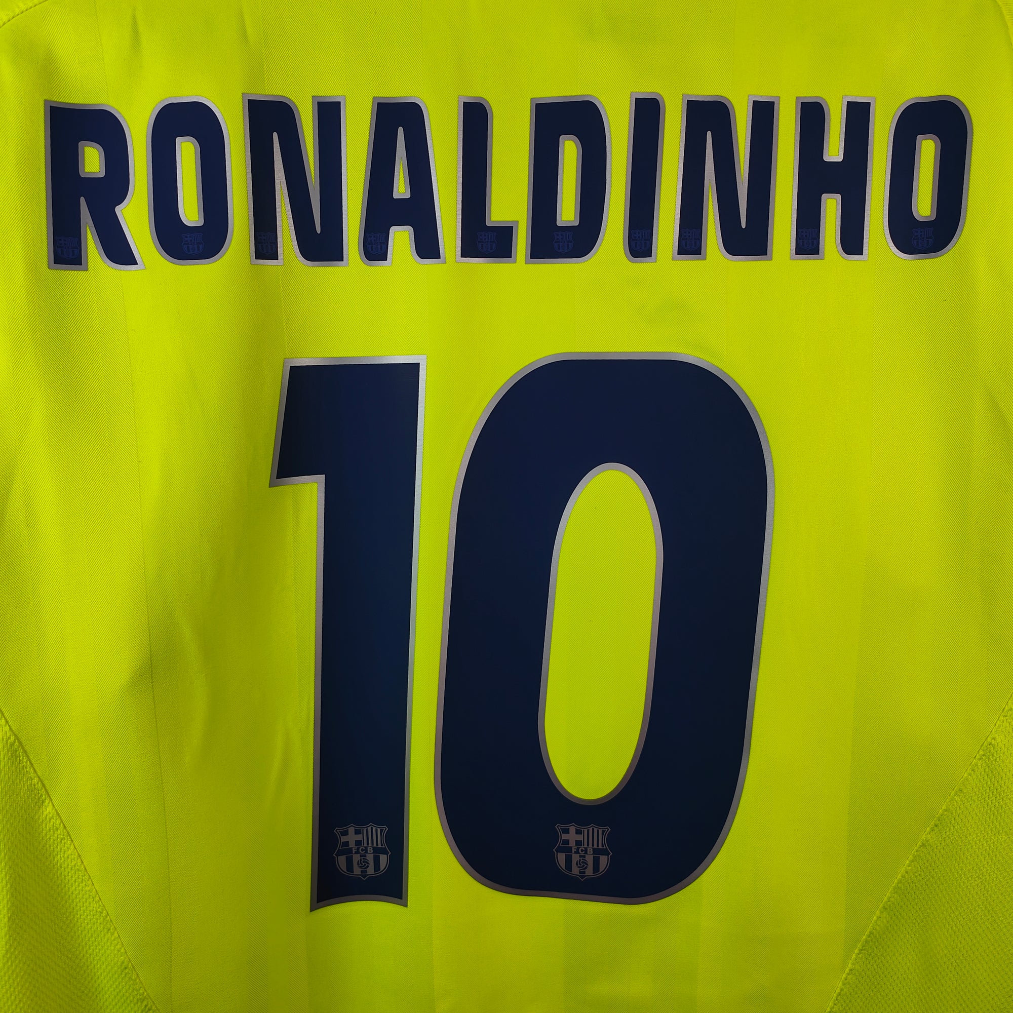2005-06 FC Barcelona Away Shirt Ronaldinho 