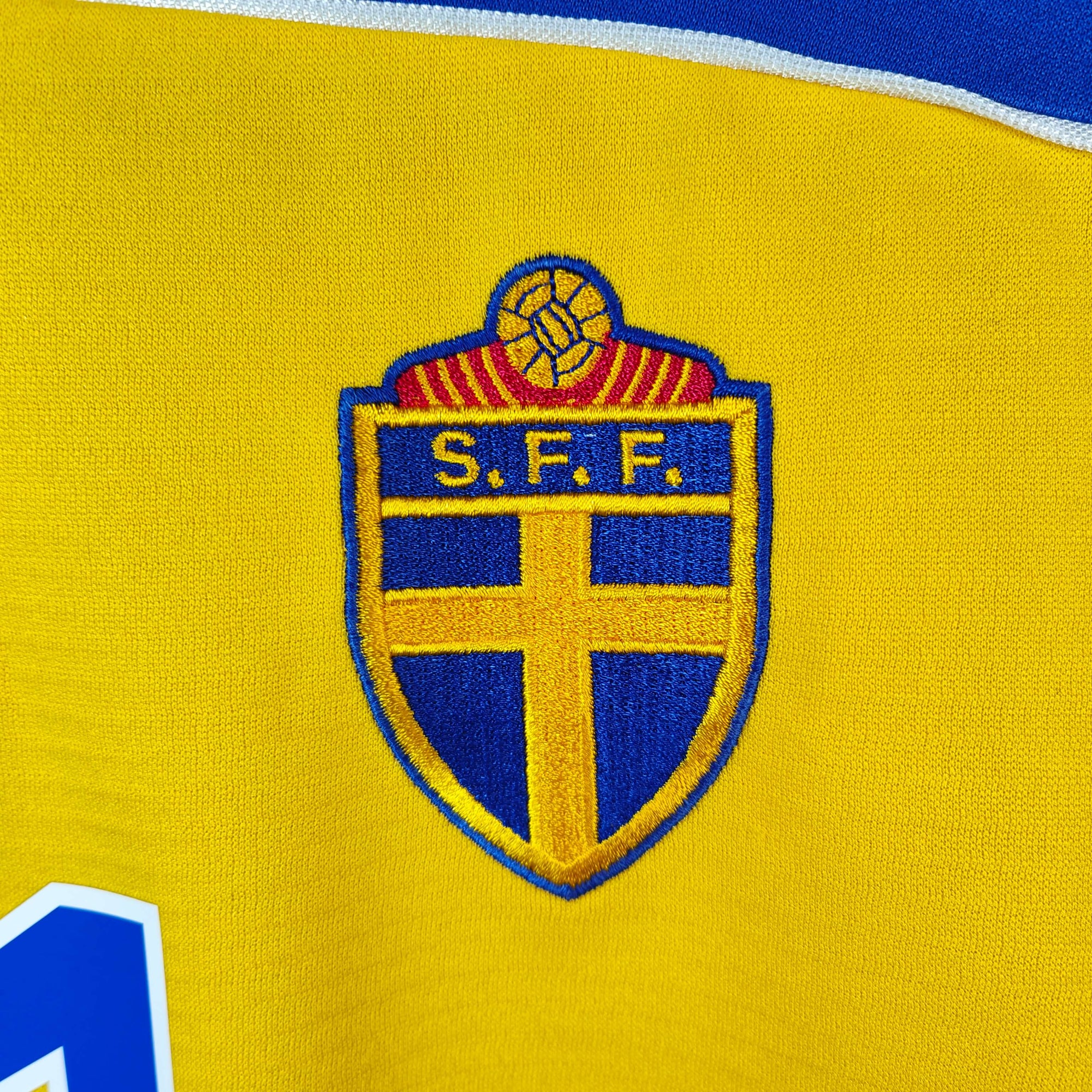 2000-02 Sweden Home Shirt Ibrahimovic 
