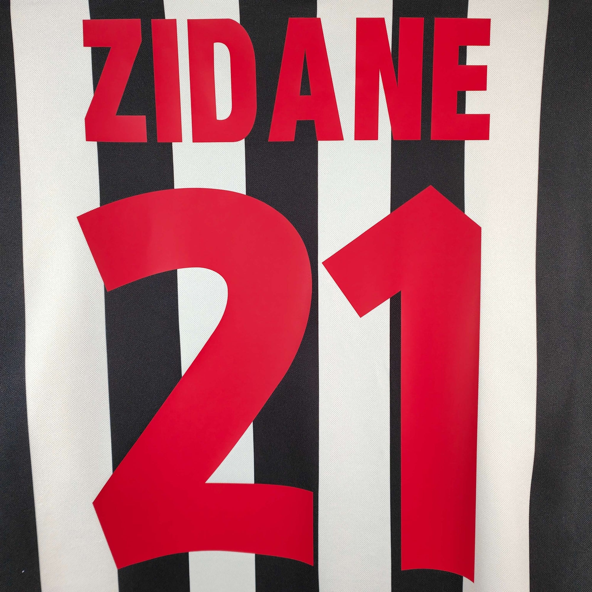1998-99 Juventus Home Shirt Zidane 