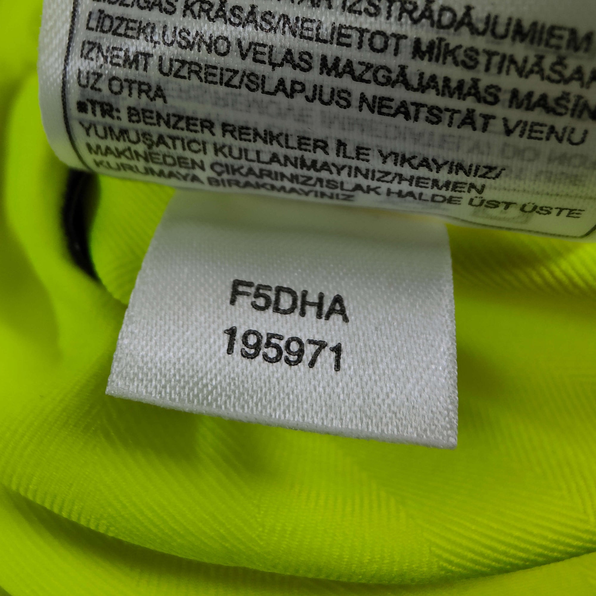 2005-06 FC Barcelona Away Shirt Messi 