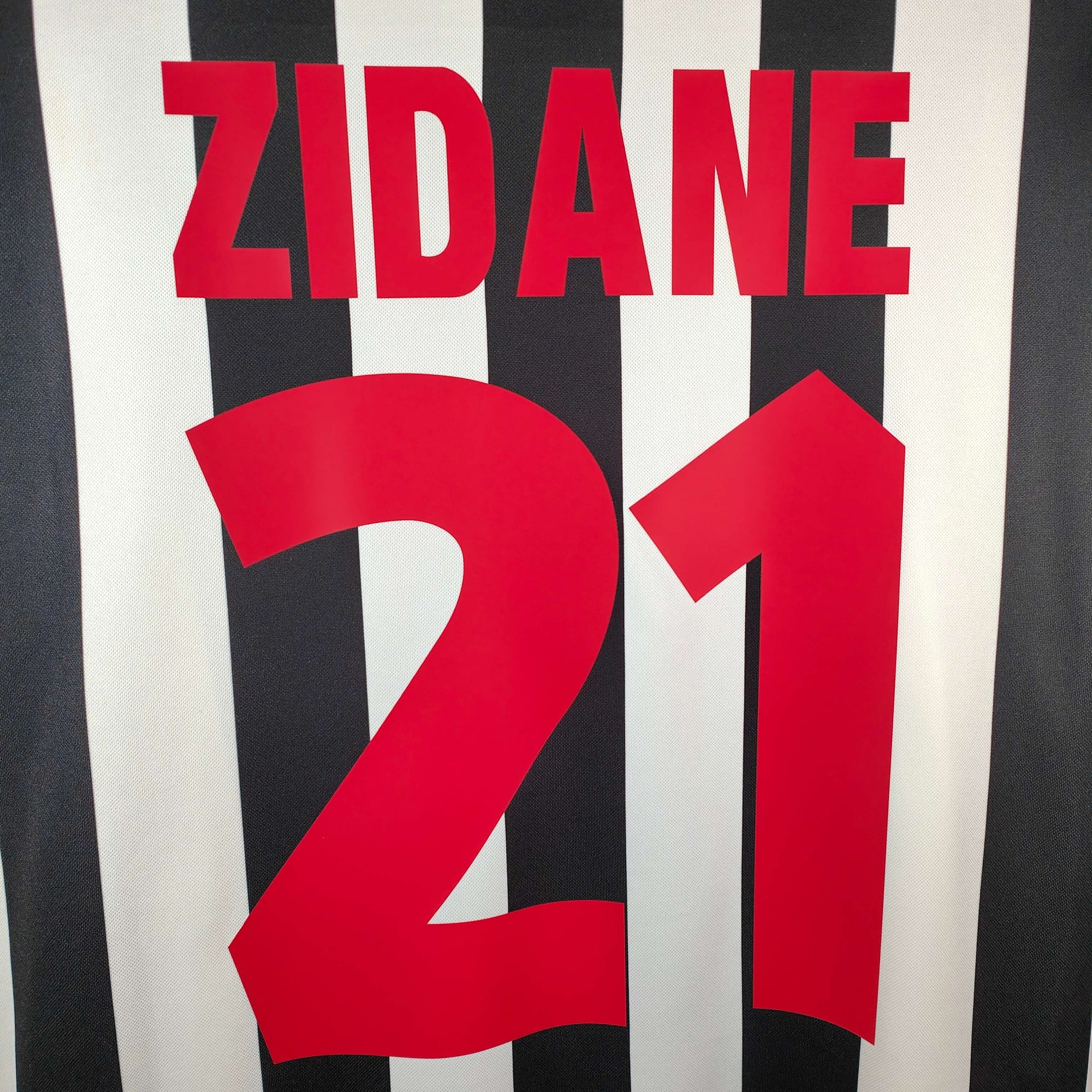 1998-99 Juventus Home Shirt Zidane 