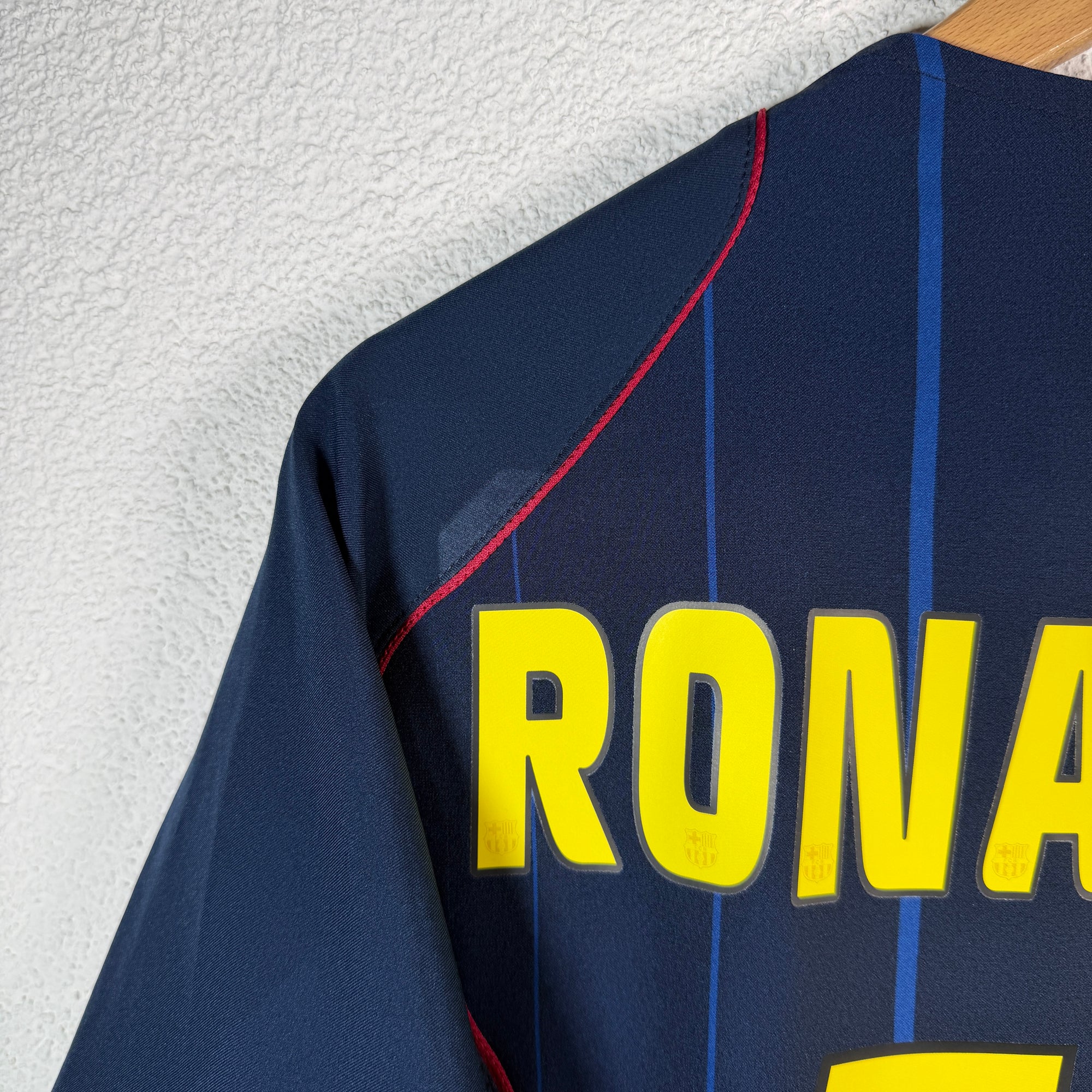 2004-05 FC Barcelona Away Shirt Ronaldinho 
